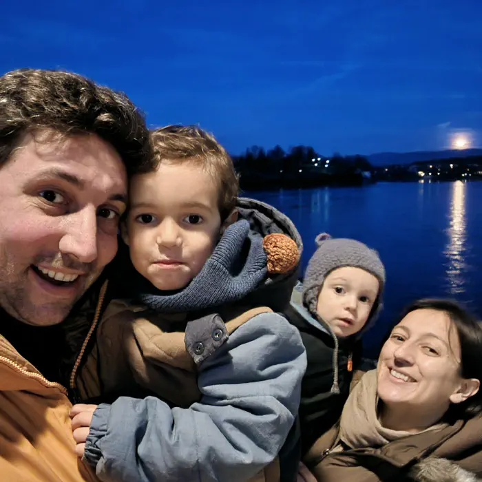 The host family of Azulmaris