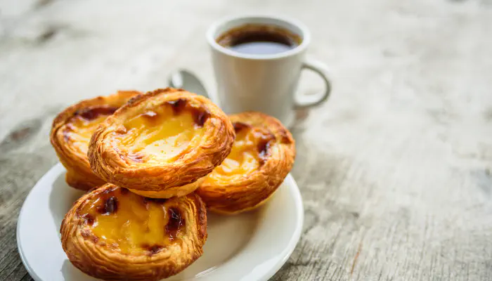 Padaria local em Vila Chã com pão e pastelaria fresca exposta no balcão