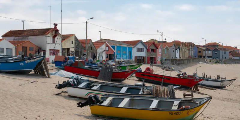 Barcos de pesca tradicionais na praia de Vila Chã