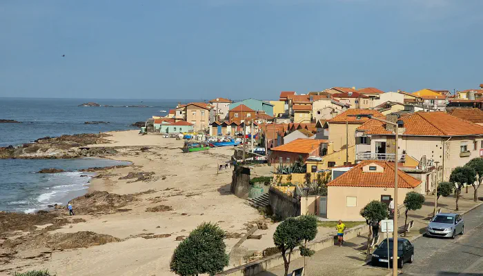 Vista da vila piscatória de Vila Chã com casas junto à costa atlântica