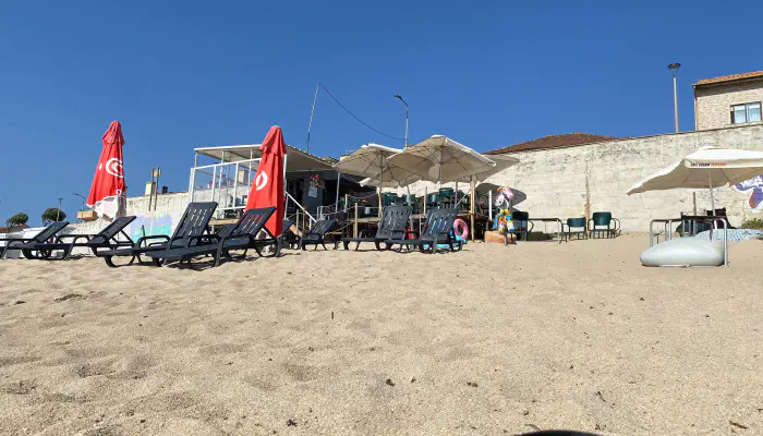 Beach bar in Vila Chã with cocktails and caipirinhas served in summer