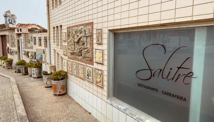 Pratos de marisco servidos com vinho no Restaurante Salitre com vista para o Atlântico em Vila Chã
